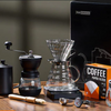 Conjunto Profissional Cafeteria Barista, Kit Barista Completo, Kit para Método V60, Acessorios para Cafe V60, Cafeteira Gooseneck Preta, Moedor Manual de Cafe, Jarra de Vidro Borossilicato, Suporte V60 de Vidro, Filtros de Papel Cafe, Kitchen&Co