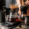 Conjunto Profissional Cafeteria Barista, Kit Barista Completo, Kit para Método V60, Acessorios para Cafe V60, Cafeteira Gooseneck Preta, Moedor Manual de Cafe, Jarra de Vidro Borossilicato, Suporte V60 de Vidro, Filtros de Papel Cafe, Kitchen&Co