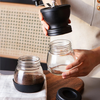 Conjunto Profissional Cafeteria Barista, Kit Barista Completo, Kit para Método V60, Acessorios para Cafe V60, Cafeteira Gooseneck Preta, Moedor Manual de Cafe, Jarra de Vidro Borossilicato, Suporte V60 de Vidro, Filtros de Papel Cafe, Kitchen&Co