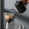 Conjunto Profissional Cafeteria Barista, Kit Barista Completo, Kit para Método V60, Acessorios para Cafe V60, Cafeteira Gooseneck Preta, Moedor Manual de Cafe, Jarra de Vidro Borossilicato, Suporte V60 de Vidro, Filtros de Papel Cafe, Kitchen&Co