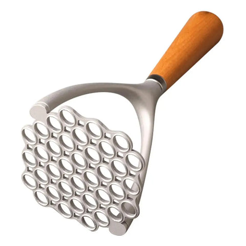 Amassador de Batata Manual, Espremedor de Batata com Cabo de Madeira, Amassador com Design Favo de Mel, Utensílio para Purê Sem Grumos, Espremedor de Batatas Alumínio e Madeira, Acessório de Cozinha Rústico, Amassador de Legumes Elegante, Ferramenta para Purê de Textura Lisa, Amassador de Batata KitchenCo, Utensílio de Cozinha Durável e Sofisticado.